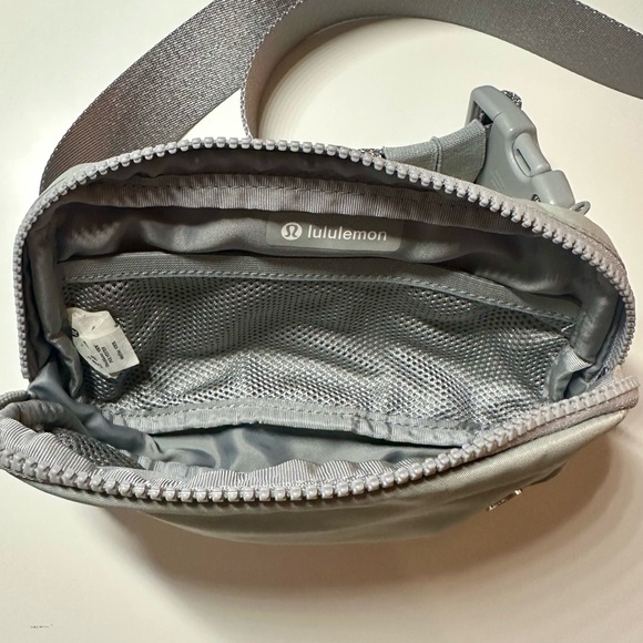 EUC Lululemon Everywhere Belt Bag 1L - Silver Drop - Picture 5 of 9